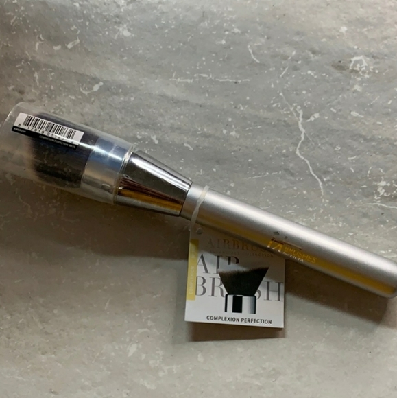 NEW IT Cosmetics Airbrush Complexion Perfect Brush - Picture 2 of 2
